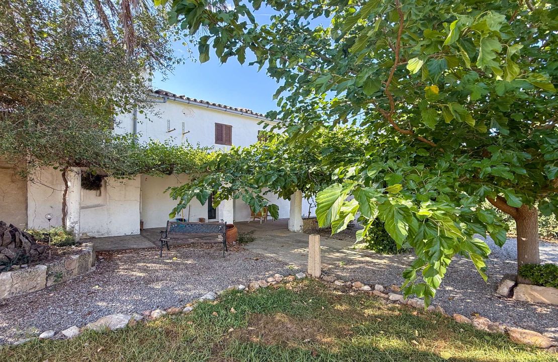 Country house with holiday rental license in Puerto Pollensa Mallorca with project to build a new house with pool